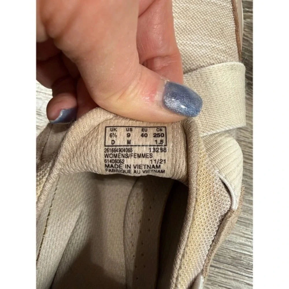 Clarks Womens Sneakers Size 9 Beige Teagan Elastic‎ Straps Comfort Shoes Slip On